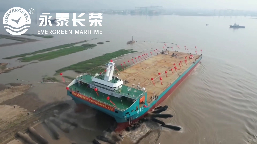 2023 年 6 月,全球首艘江海直達(dá)DP2多用途雙體運(yùn)輸接駁船&ldquo;風(fēng)海達(dá)&ldquo;在浙江臺(tái)州方振船業(yè)采用氣囊上排下水順利吉水。